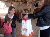 İncity çocuk Mağazası Kahramanmaraş Pazarcık Ilçesi Bayrampaşa konteyner kentteki çocuklara bayram kıyafetleri hediye etti.