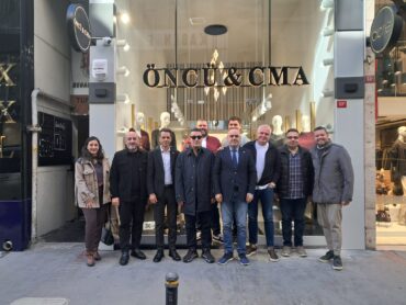 OTİAD Yönetim Kurulu, Üyelerimiz Cemalettin Türk, Ahmet Türk ve Denetim Kurulu Üyemiz Mustafa Türk'ün firması CMA&ÖNCÜ 'nün, Osmanbey’deki yeni mağazalarına hayırlı olsun ziyaretinde bulundu.